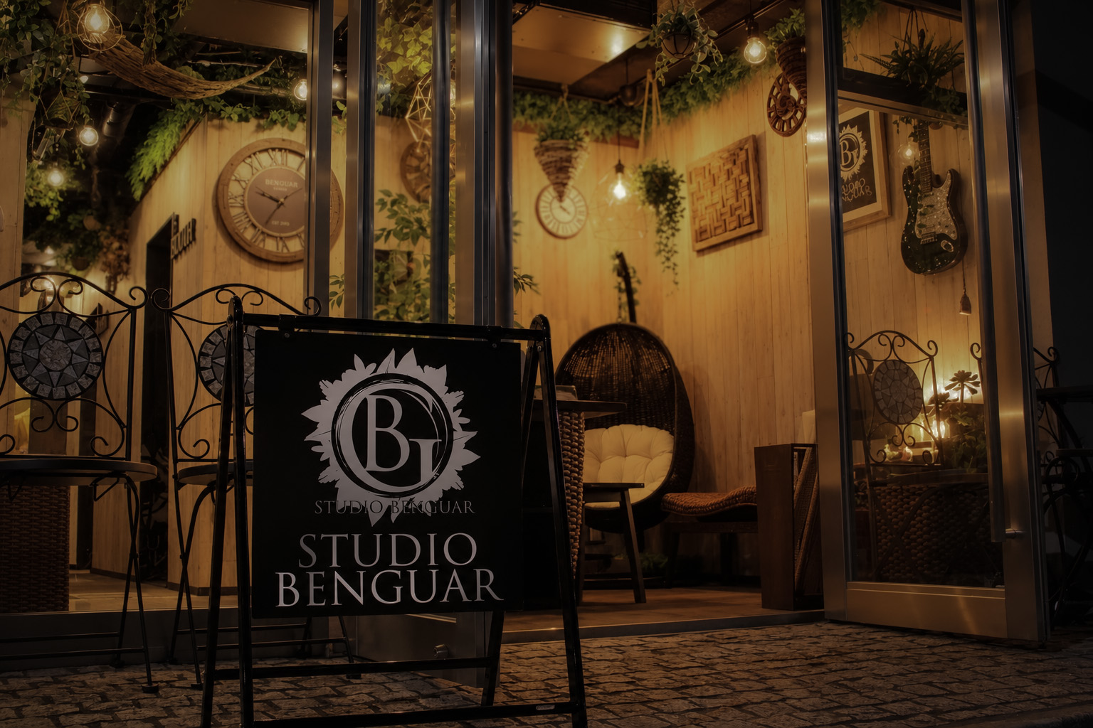 STUDIO BENGUAR の入口・外観。